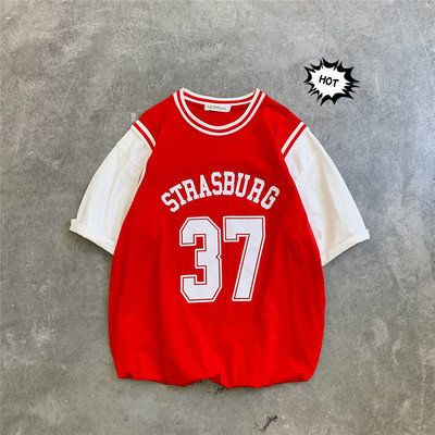 Férfi sportpóló fekete és piros mintával