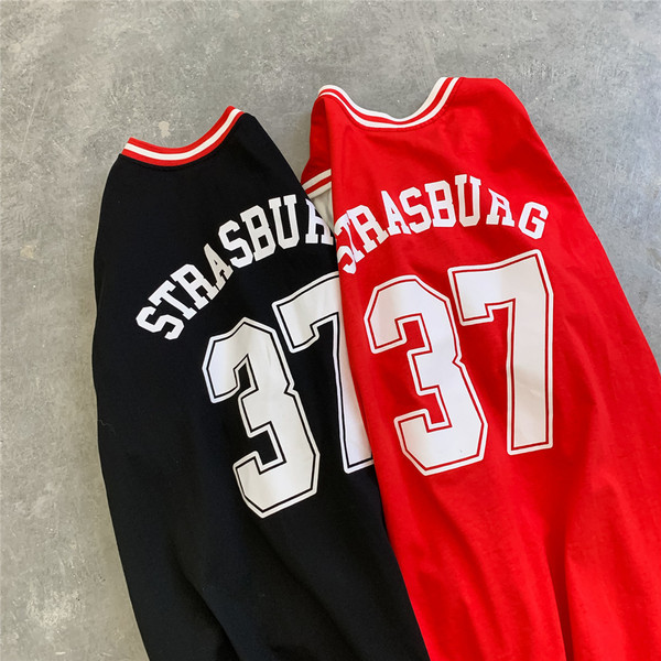 Férfi sportpóló fekete és piros mintával