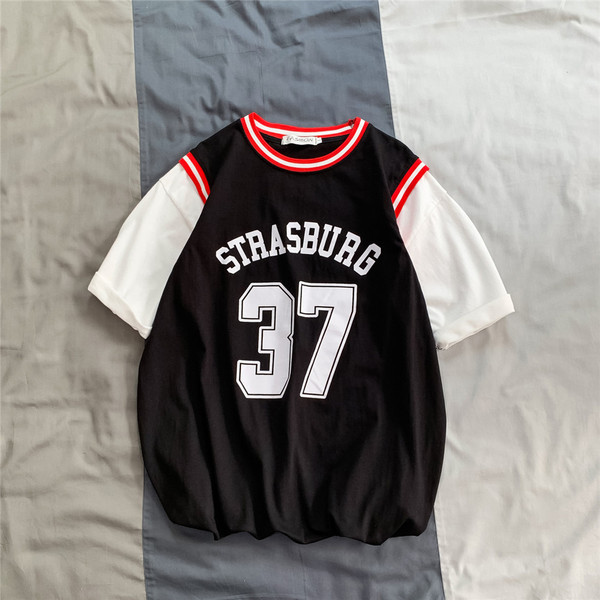 Férfi sportpóló fekete és piros mintával