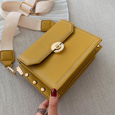 Női táska hosszú füllel és fém csattal