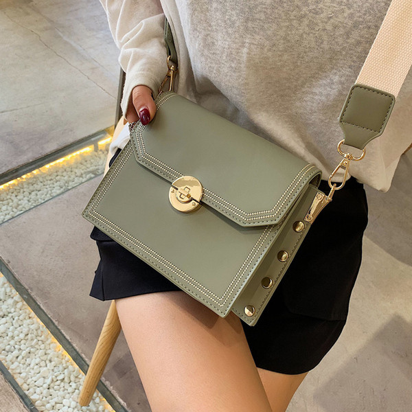 Női táska hosszú füllel és fém csattal