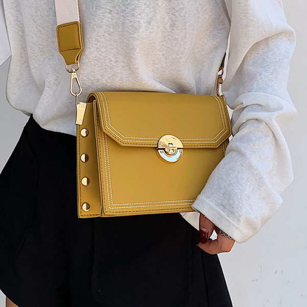 Női táska hosszú füllel és fém csattal