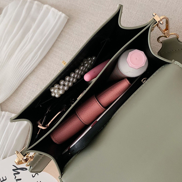 Női táska hosszú füllel és fém csattal