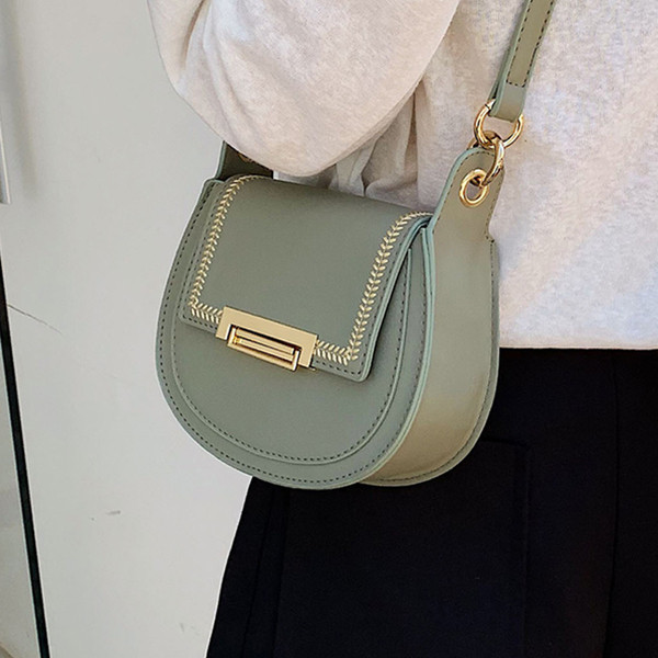 Fém elemekkel ellátott női táska négy színben