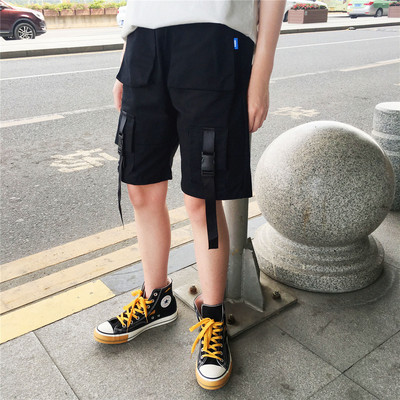 Férfi rövidnadrág új modellje fekete és zöld zsebekkel