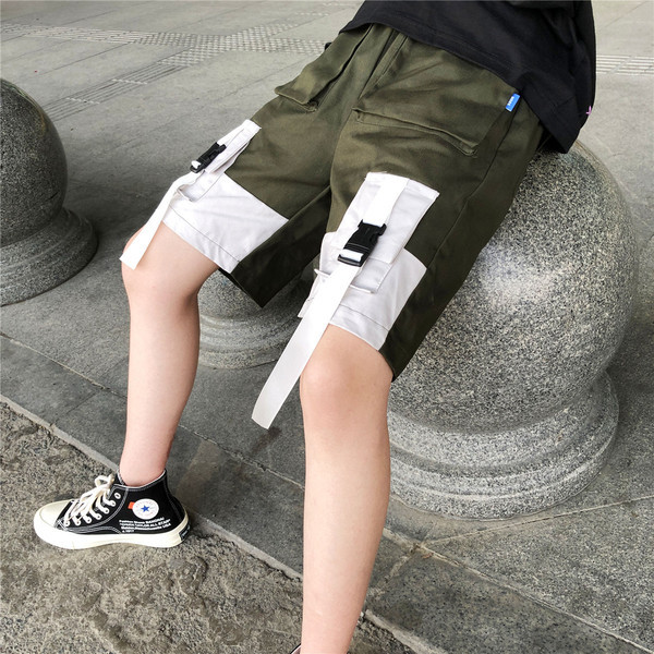 Férfi rövidnadrág új modellje fekete és zöld zsebekkel