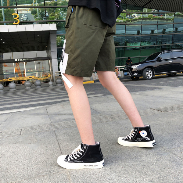 Férfi rövidnadrág új modellje fekete és zöld zsebekkel