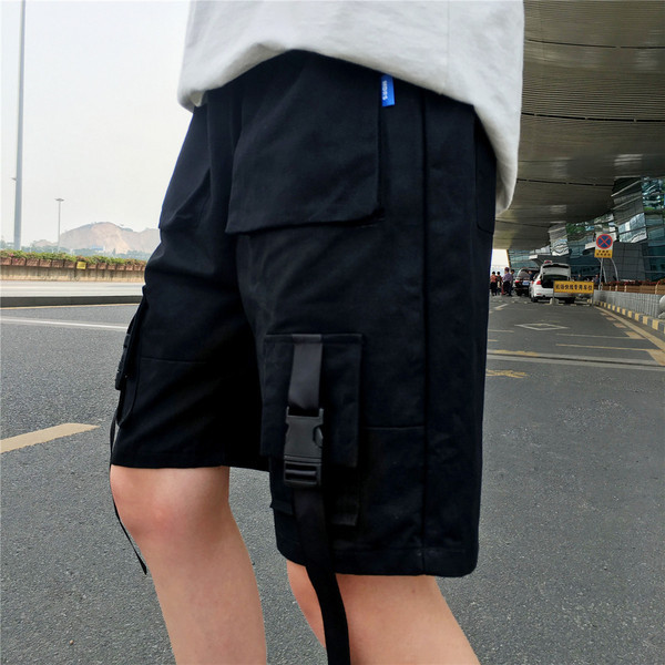 Férfi rövidnadrág új modellje fekete és zöld zsebekkel