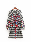 Csíkos női ruha hosszú ujjal és hímzéssel