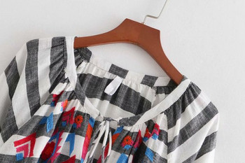 Csíkos női ruha hosszú ujjal és hímzéssel