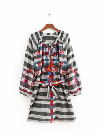 Csíkos női ruha hosszú ujjal és hímzéssel