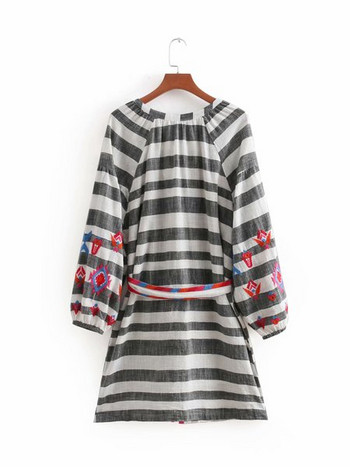 Csíkos női ruha hosszú ujjal és hímzéssel