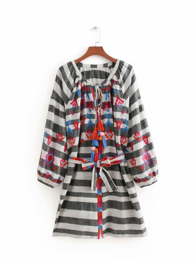 Csíkos női ruha hosszú ujjal és hímzéssel