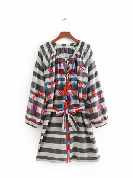 Csíkos női ruha hosszú ujjal és hímzéssel