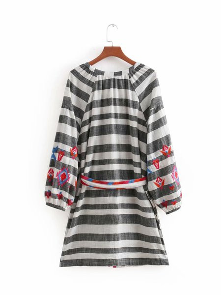 Csíkos női ruha hosszú ujjal és hímzéssel