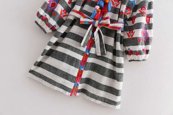 Csíkos női ruha hosszú ujjal és hímzéssel