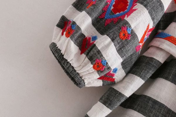 Csíkos női ruha hosszú ujjal és hímzéssel