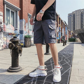 Férfi rövidnadrág zsebekkel és fém elemekkel fekete és szürke színben