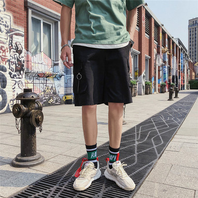 Férfi rövidnadrág zsebekkel és fém elemekkel fekete és szürke színben