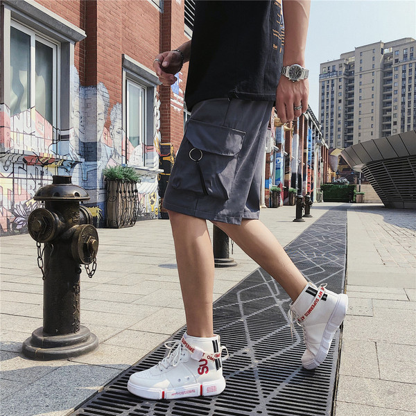 Férfi rövidnadrág zsebekkel és fém elemekkel fekete és szürke színben