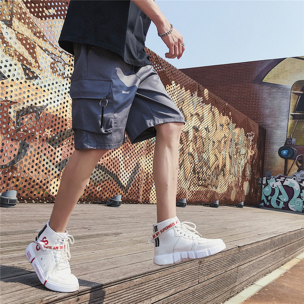 Férfi rövidnadrág zsebekkel és fém elemekkel fekete és szürke színben