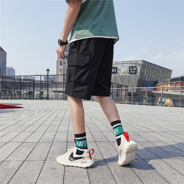 Férfi rövidnadrág zsebekkel és fém elemekkel fekete és szürke színben