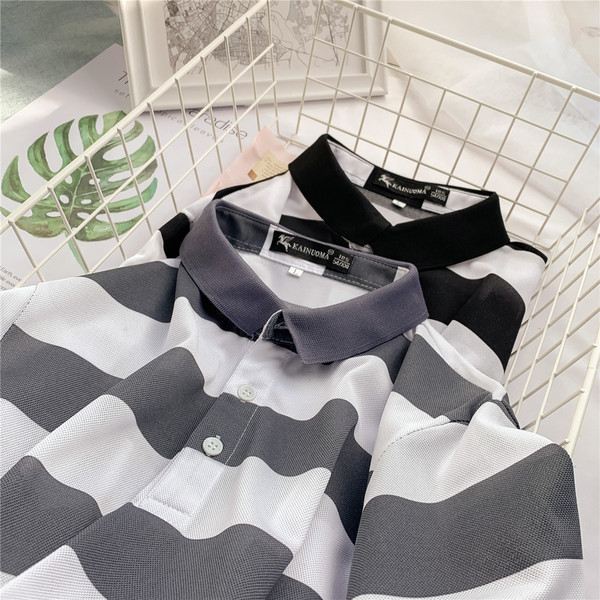 Tricou bărbătesc în dungi cu guler în negru și gri