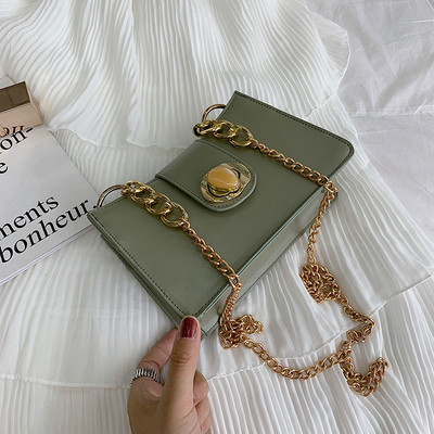 Elegáns női táska fém rögzítéssel több színben