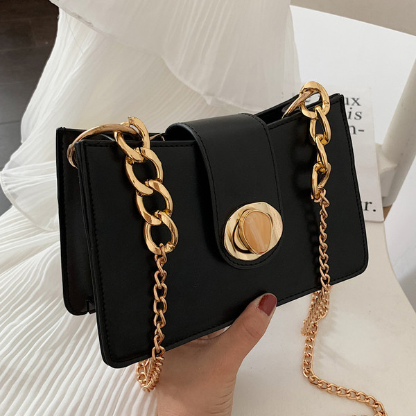 Elegáns női táska fém rögzítéssel több színben