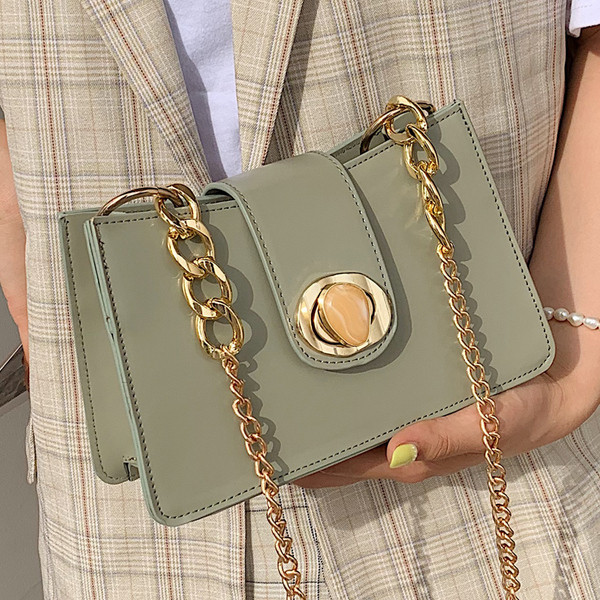 Elegáns női táska fém rögzítéssel több színben