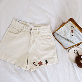 Női magas derekú rövidnadrág fehér színben, hímzéssel