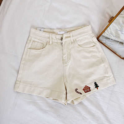 Női magas derekú rövidnadrág fehér színben, hímzéssel