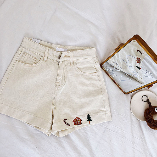 Női magas derekú rövidnadrág fehér színben, hímzéssel