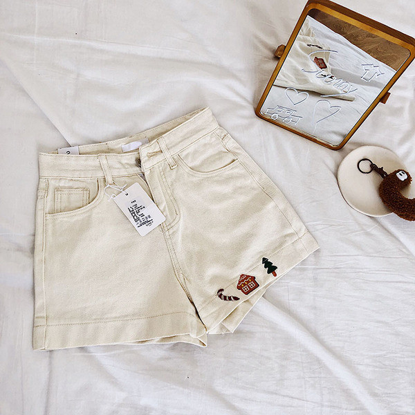 Női magas derekú rövidnadrág fehér színben, hímzéssel