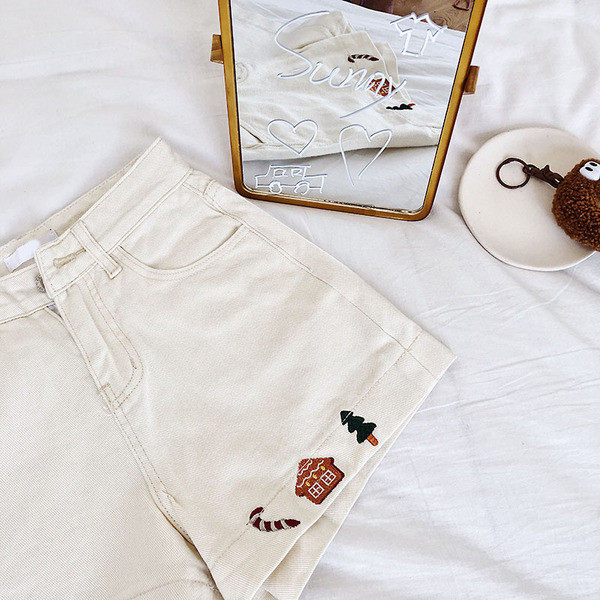 Női magas derekú rövidnadrág fehér színben, hímzéssel