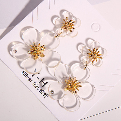 Cercei moderni de dama in forma de floare