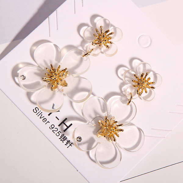 Cercei moderni de dama in forma de floare