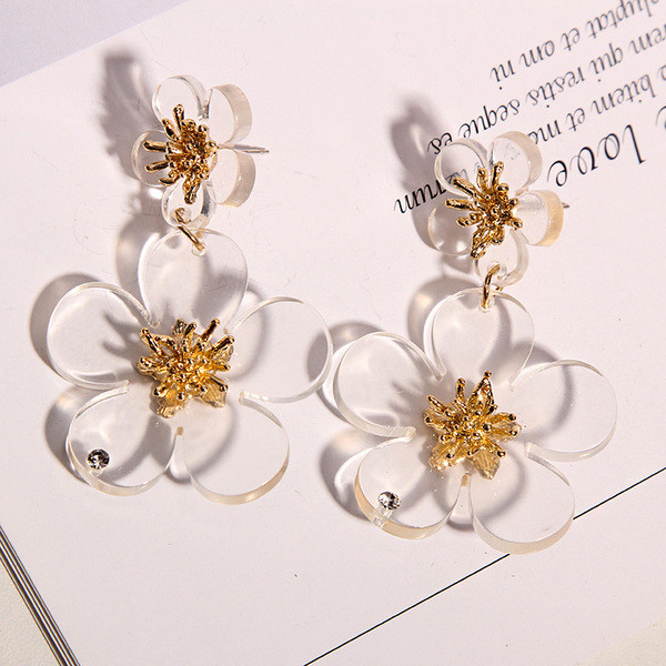 Cercei moderni de dama in forma de floare