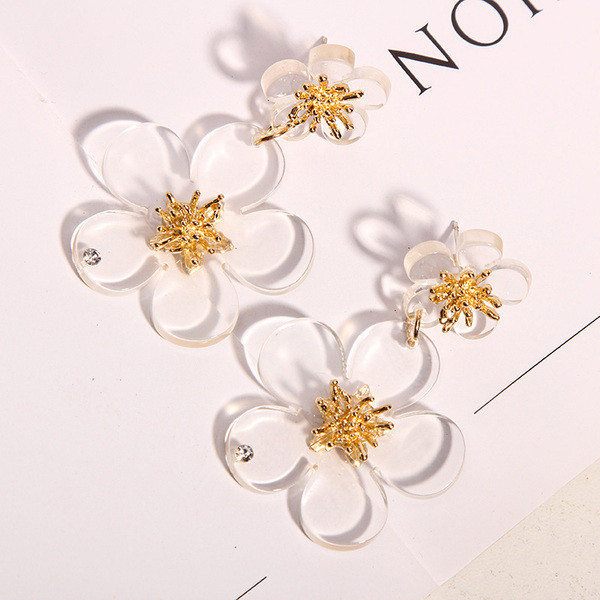 Cercei moderni de dama in forma de floare