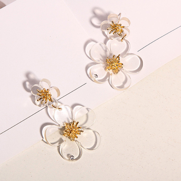 Cercei moderni de dama in forma de floare