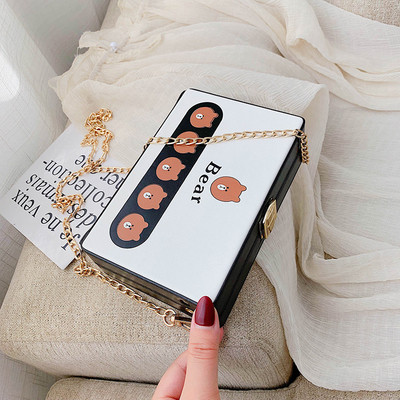 Modern női táska rátéttel és fémlánccal több színben