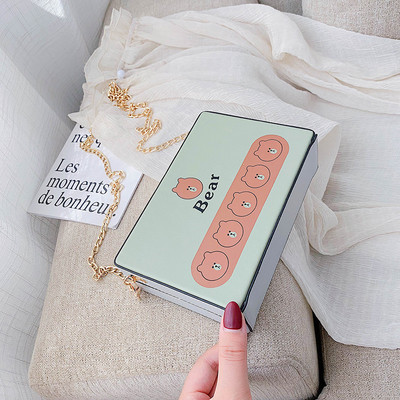 Modern női táska rátéttel és fémlánccal több színben