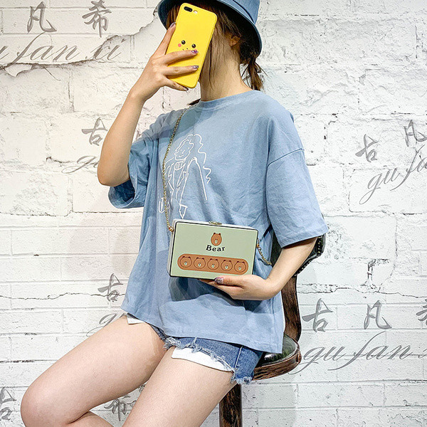 Modern női táska rátéttel és fémlánccal több színben