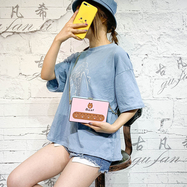 Modern női táska rátéttel és fémlánccal több színben