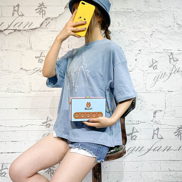 Modern női táska rátéttel és fémlánccal több színben