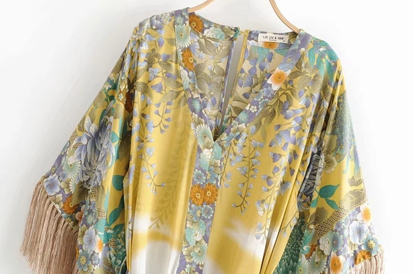 Дамска рокля с V - образно деколте връзки на талията и ресни