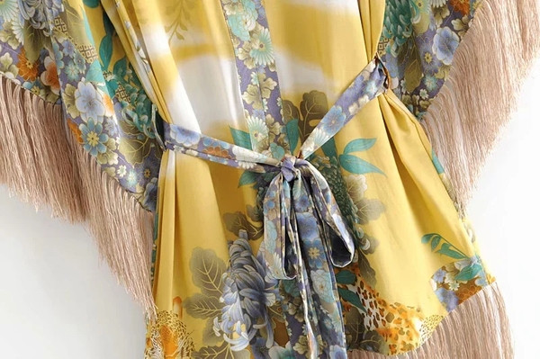 Дамска рокля с V - образно деколте връзки на талията и ресни