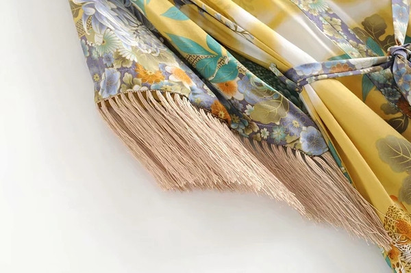 Дамска рокля с V - образно деколте връзки на талията и ресни