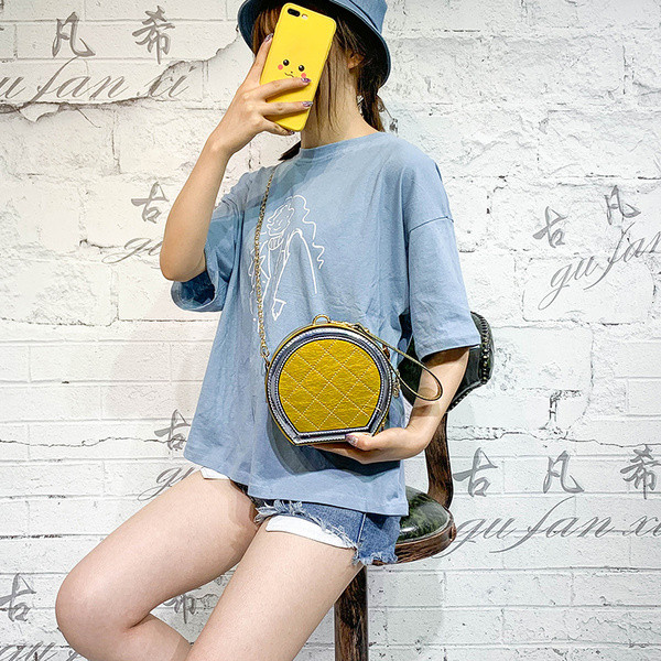 Geanta de dama moderna din piele ecologica si lant metalic