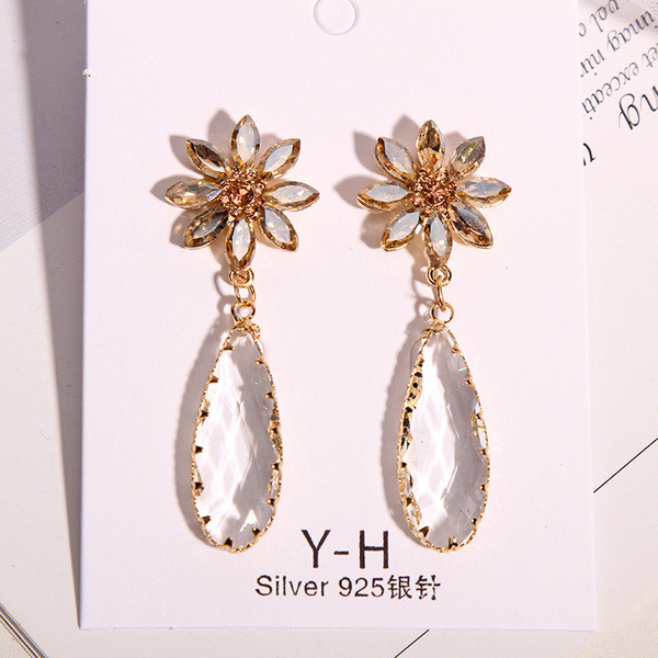 Cercei de dama actuali cu pietre-in culoare aurie